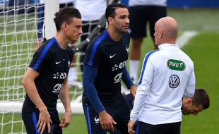 Laurent Koscielny et Adil Rami lors de l'Euro, où ils formaient la charnière des Bleus, le 21 juin 2016.