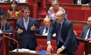 Capture d'écran de Manuel Valls demandant à la gauche de se lever pour rendre hommage à Charles Pasqua.