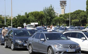 Des taxis en grève aux abords de l'aéroport de Marignane près de Marseille, le 11 juin 2014
