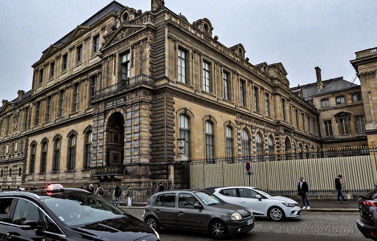 Cambriolage au Louvre : Un homme d'un autre temps portant au chapeau noir intrigue