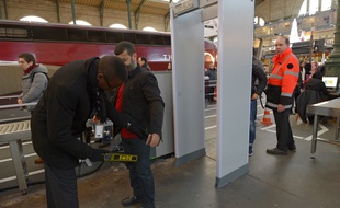 Un portique de sécurité dans une gare, ici à Paris.