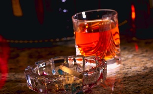 Manger moins avant une soirée pour mieux s'enivrer...L'alcoolorexie, comportement dangereux, fait du chemin. Le phénomène a été étudié chez les étudiantes américaines, britanniques ou australiennes, mais semblent toucher d'autres populations.
