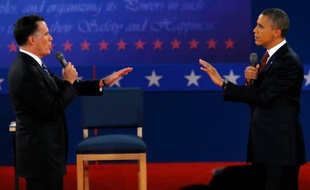 Mitt Romney face à Barack Obama lors du second débat présidentiel, le 16 octobre 2012.