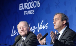 Jacques Lambert et Michel Platini lors d'une conférence de presse à un an de l'Euro en France, le 10 juin 2016.