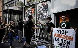 Des manifestants bloquent le site Amazon de Clichy, près de Paris, le 2 juillet 2019.