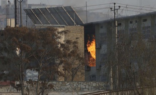 Les bâtiments des ministères des Travaux publics et du Travail et des Affaires sociale en feu à Kaboul après un assaut qui a fait au moins 29 morts.