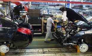 Environ 2.200 salariés et 800 intérimaires travaillent à l'usine PSA de la Janais, contre près de 10.000 en 2000.
