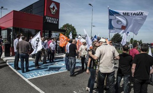 Manifestation de travailleurs de Renault Trucks le 11 mai 2015 devant le siège de la société Saint-Priest, près de Lyon