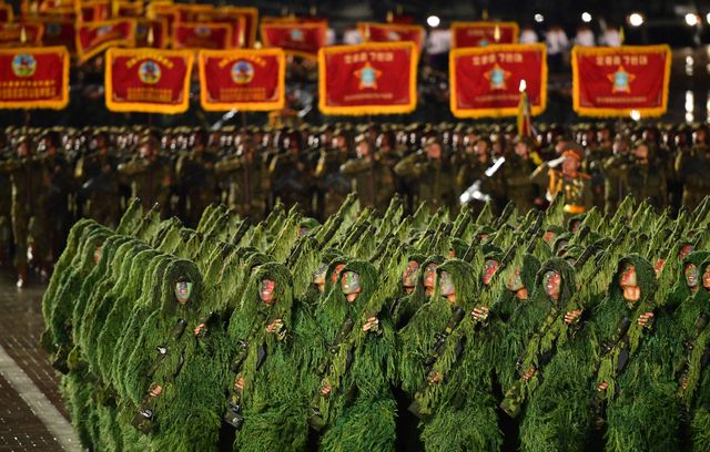 Des centaines de soldats ont défilé vendredi soir sur la place Kim Il Sung de Pyongyang.