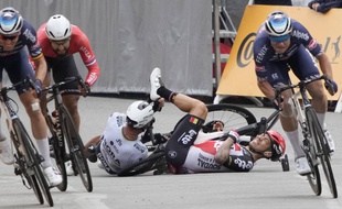 Caleb Ewan lors de sa chute (casque rouge et noir) sur le Tour de France, à Pontivy le 28 juin 2021.