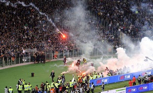 Lancement de fumigènes et protestations des supporters napolitains, avant la finale de Coupe d'Italie, opposant Naples et la Fiorentina à Rome, à cause de l'agression de trois tifosi de Naples, le 3 mai 2014.