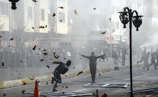 Des kurdes affrontent la police turque le 14 décembre 2015, à Diyarbakir.