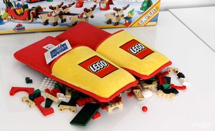 Jusqu'aux fêtes de fin d'années 2015, Lego fait gagner quelque 1.500 paires de chaussons rembourrés pour éviter de se blesser avec les briquettes.