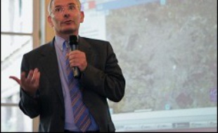 "Ce plébiscite, déclare Bertrand Lévy, directeur général de l'IGN à l'origine de Géoportail, est un élément très positif pour l'exercice de la citoyenneté, il y a là une façon d'accéder à l'information publique, une envie de découvrir son pays, son environnement et son territoire".