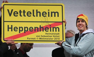 Le nouveau champion du monde de Formule 1 Sebastian Vettel a fait dimanche sa première apparition publique en Allemagne devant 10.000 personnes dans sa ville natale d'Heppenheim, une bourgade de 26.000 habitants du centre rebaptisée officieusement "Vettelheim".