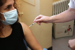 Une personne se fait vacciner contre le coronavirus, ici à Marseille