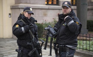 Des policiers norvégiens près de l'institut Nobel à Oslo le 9 décembre 2014