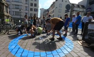 Opération pour les enfants organisée avec l'Unicef et associations locales rue du jeu des enfants à Strasbourg le 31 mai 2017.