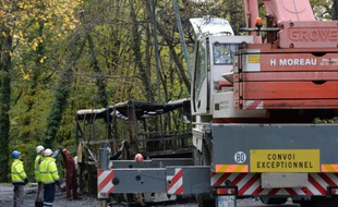 Les épaves du camion et de l'autobus sont en cours d'évacuation près de Puisseguin le 26 octobre 2015