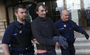 Eric Fauchard, le ravisseur de la petite Bérényss, est escorté par les agents de l'administration pénitentiaire après sa condamnation par le tribunal correctionnel de Briey (Meurthe-et-Moselle), le 23 février 2016