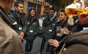 Des étudiants font de la prévention rue Massena à Lille.