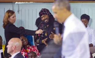 Un rasta interroge Barack Obama sur la légalisation du cannabis, à Kingston, le 9 avril 2015.