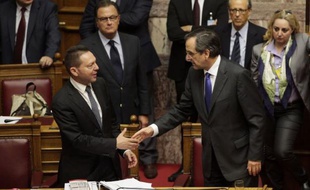 Le gouvernement grec est sorti affaibli jeudi après l'adoption au parlement à une courte majorité d'un nouveau train de rigueur réclamé par UE et FMI et fortement contesté dans la rue, les syndicats restant vigileants face, selon eux, aux violations du droit social.