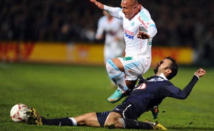 L'attaquant marseillais Fabrice Apruzesse taclé par le Bordelais Marc Planus, le 19 novembre 2012, à Chaban-Delmas.