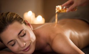 Parmi les soins signatures de la Thalasso de Concarneau, "l'éveil des sens" propose un massage en pleine conscience.
