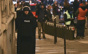 Policier au soir de l'attaque des Champs-Elysées à Paris