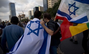 Des Israéliens d'origine éthiopienne manifestent contre le racisme et les violences policières à l'égard de leur communauté à Tel Aviv, le dimanche 3 mai.