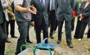 Nicolas Sarkozy écoute les explications d'un fermier à Montembœuf.
