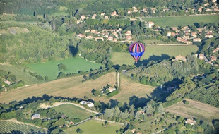 Dans les Alpes de Haute-Provence, les voyageurs en montgolfière laissent courir leur regard du Lubéron jusqu’à la Méditerranée.