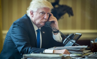 Donald Trump au téléphone avec Vladimir Poutine, le 28 janvier 2017.