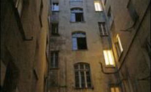 Le pronostic vital des deux adolescentes, camarades de classe de 14 et 15 ans, qui se sont défenestrées jeudi soir à Ajaccio dans une tentative de suicide concertée, "n'est plus engagé" mais elles demeurent grièvement blessées, a indiqué vendredi un haut responsable de la police.