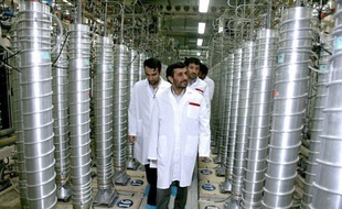 La justice américaine a inculpé vendredi un Chinois et un Iranien accusés d'avoir tenté d'exporter illégalement du matériel américain destiné à aider l'Iran à enrichir de l'uranium.