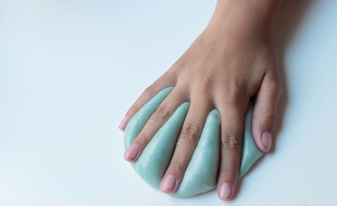 Loisir créatif prisé des enfants, le Slime peut pourtant occasionner troubles respiratoires et réactions cutanées sévères en raison des produits parfois toxiques qu'il contient.