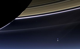 La Terre en arrière plan d'un cliché de Saturne pris par la sonde Cassini de la Nasa, le 19 juillet 2013