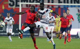 Lamine Sané, le défenseur des Girondins, à la lutte avec Jacques Zoua, l'attaquant du Gazelec, lors d'un match disputé le 31 octobre 2015 à Ajaccio.