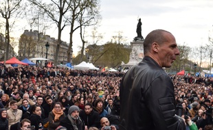 L'ancien ministre des Finances grec, Yanis Varoufakis, s'exprime lors de la #NuitDebout du samedi 16 avril 2016, place de la République à Paris.