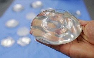Un implant mammaire. AP Photo/Donna McWilliam.
