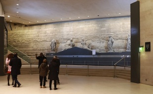 Des visiteurs au Carrousel du Louvre, le 4/02/2016, à l'endroit où l'agresseur a été arrêté.