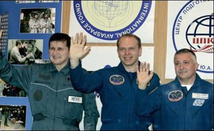 Le cinquième touriste de l'histoire de la conquête spatiale, l'informaticien américano-hongrois Charles Simonyi, doit s'envoler dans la nuit de samedi à dimanche pour l'espace en compagnie des cosmonautes russes Oleg Kotov et Fiodor Iourtchikhine.