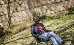 Le journaliste angolais et militant des droits de l'Homme Rafael Marques de Morais lors d'un entretien avec un journaliste de l'AFP le 14 août 2015 à Johannesburg