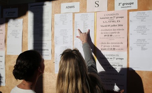 Illustration de résultat du Bac. / AFP PHOTO / RICHARD BOUHET