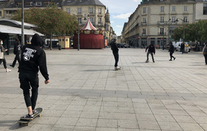 Sur la place Hoche à Rennes, la pratique du skate est désormais encadrée.
