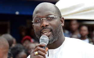George Weah lors d'un meeting politique, le 20 décembre 2014, à Monrovia, la capitale du Liberia.