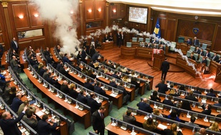Des jets de gaz lacrymogènes ont eu lieu au Parlement du Kosovo, le 21 mars 2018, avant un vote crucial sur la délimitation d'une frontière avec le Monténégro.