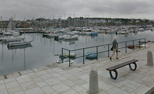 La victime, âgée de 57 ans, a chuté vendredi soir dans le port de Concarneau (Finistère).