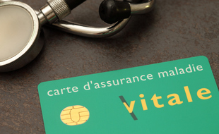 Une carte Vitale dématérialisée est testée dans quatre départements avant une généralisation prévue en 2021.